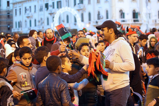  توزيع العلم الليبى على الأطفال 
