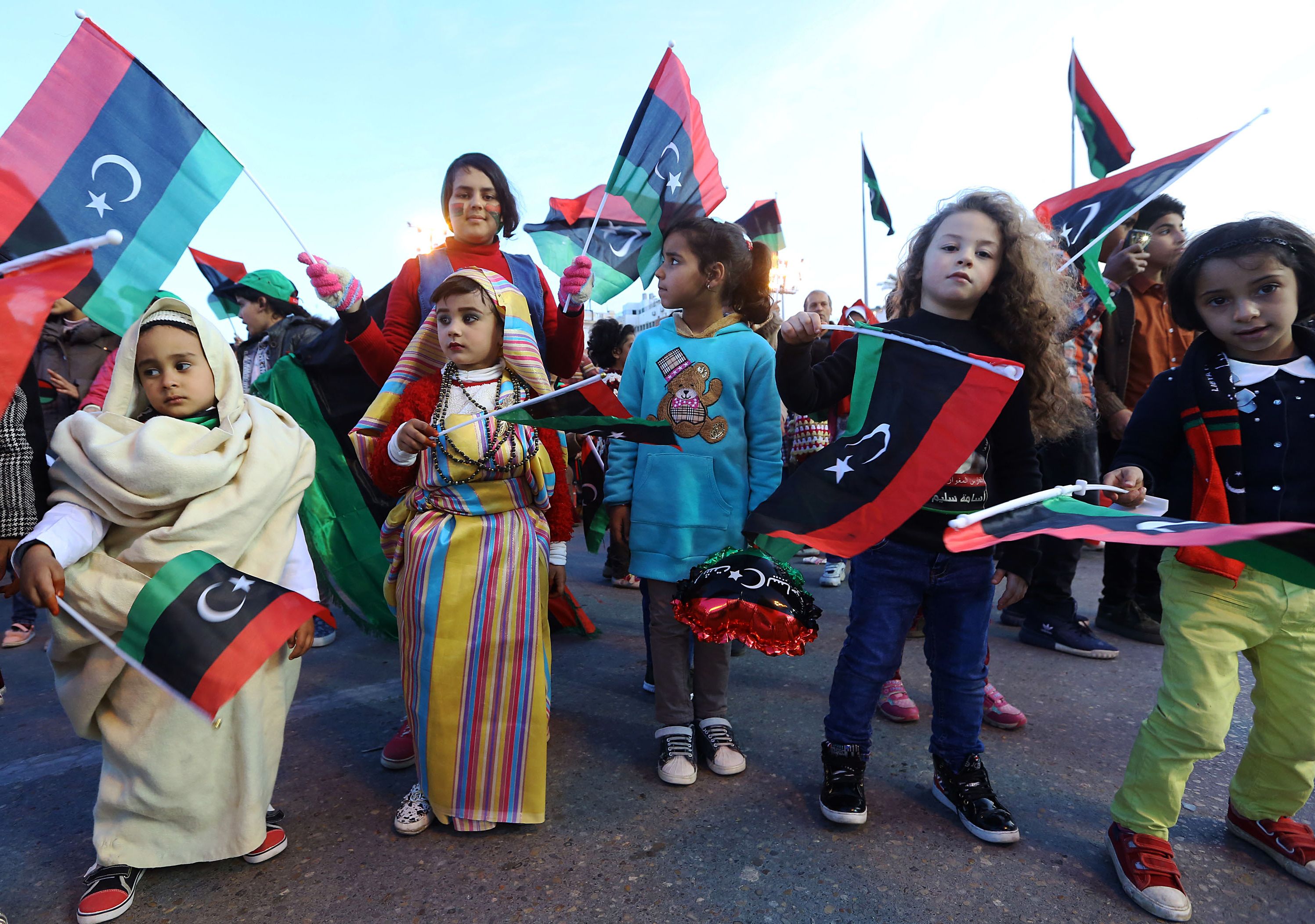 الأطفال الليبيون يحتفلون بذكرى الثورة 