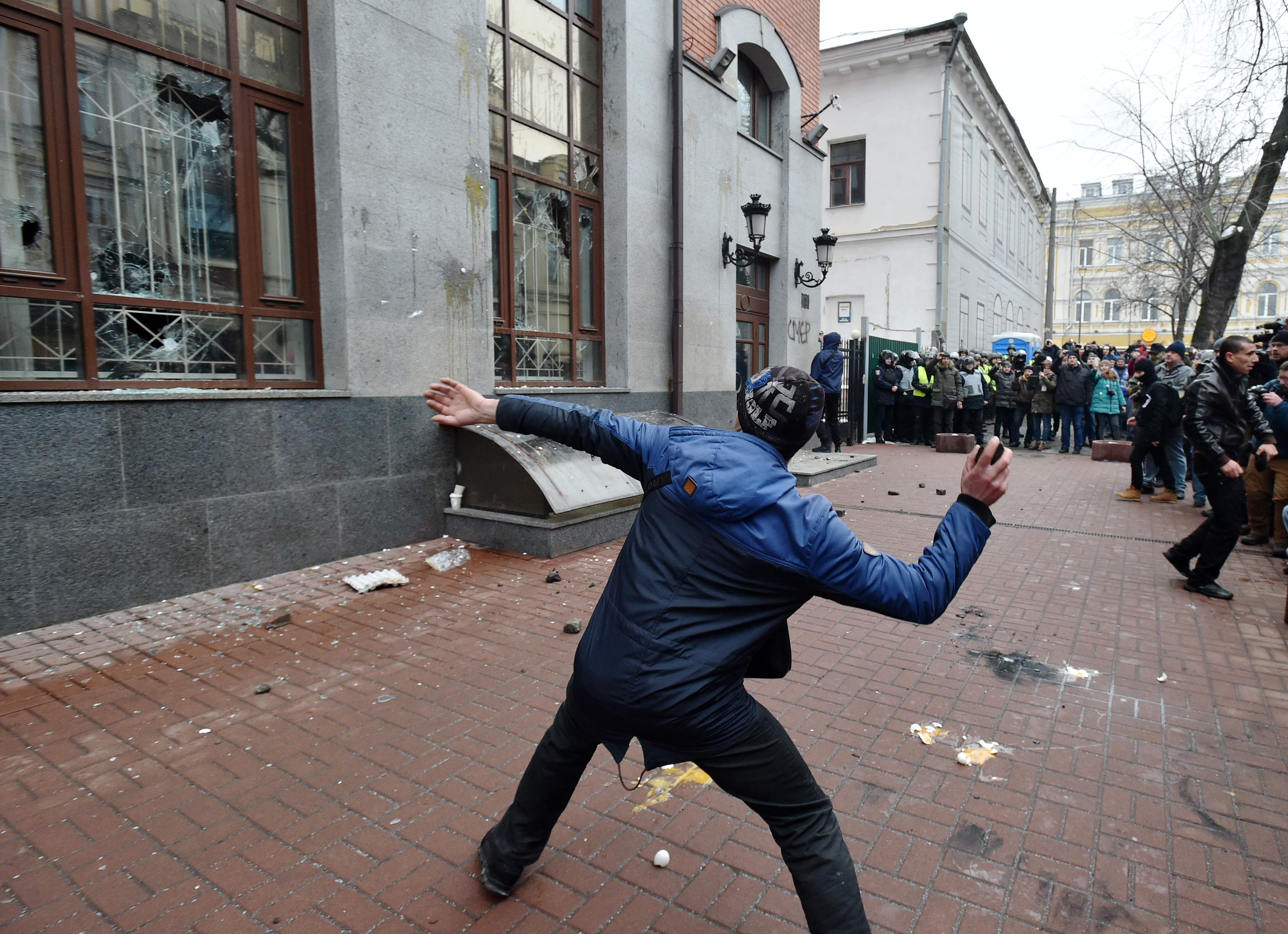 متظاهرون يحطمون نوافذ فرع  سبيربانك فى أوكرانيا
