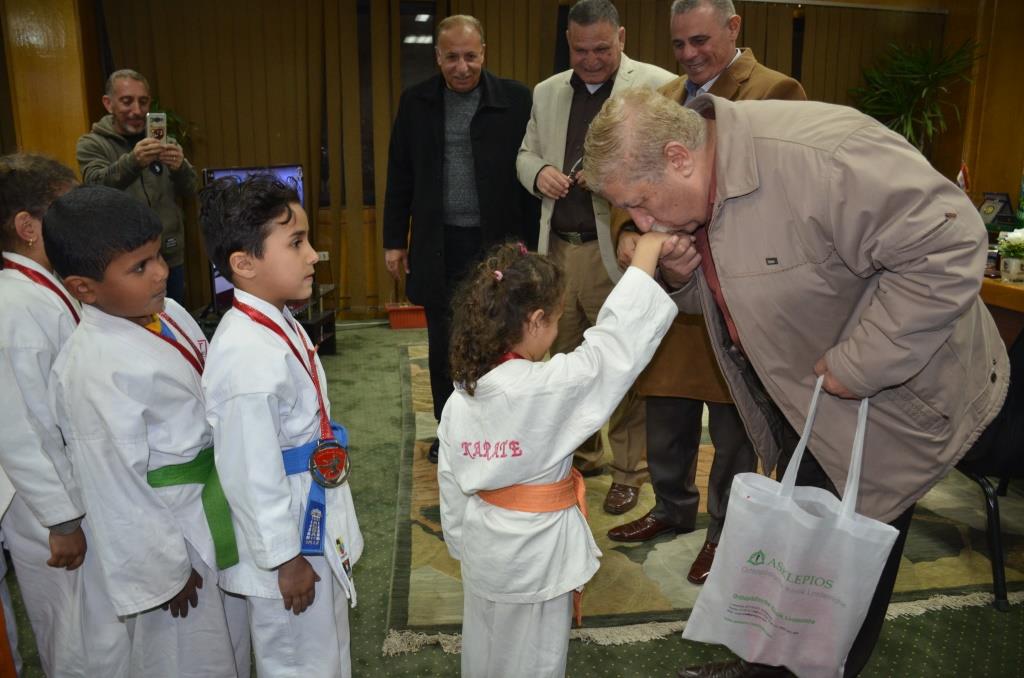 3- ياسين يقبل يد طفلة من أطفال سيناء