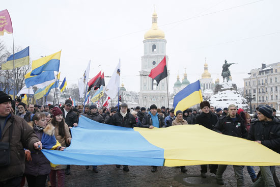  العلم الأوكرانى يتوسط التظاهرات 