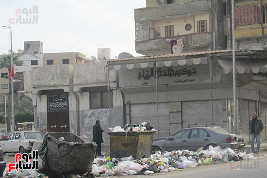 جانب من القمامة بجوار المحلات بشارع التلاتينى