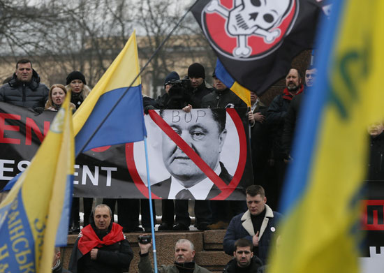  جانب من اللافتات المعارضة للرئيس الأوكرانى 