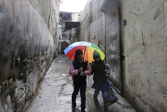الأطفال السوريين يتوجهون لمدارسهم رغم خطر الحرب