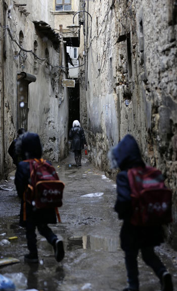 أطفال سوريا يذهبون إلى مدارسهم وسط المبانى المهدمة