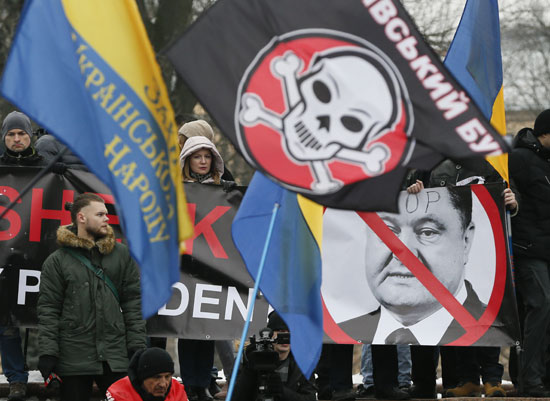  لافتات معارضة للرئيس الأوكرانى الحالى 
