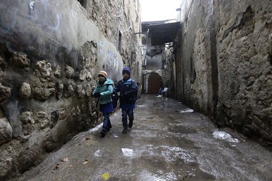 طفلين يتوجهان إلى مدرستهم فى دمشق