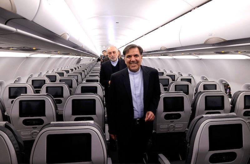 وزير النقل الإيرانى فى إحدى الطائرات الجديدة لإيرباص التى تسلمتها طهران