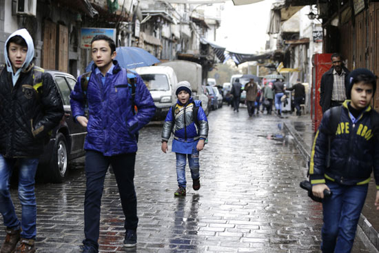 أطفال سوريين يحملون شنطهم المدرسية فى دمشق