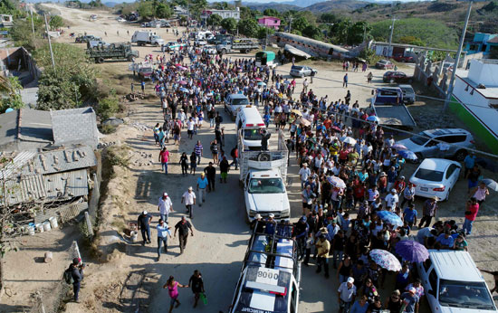 مئات المكسيكيون يشيعون جثث الضحايا