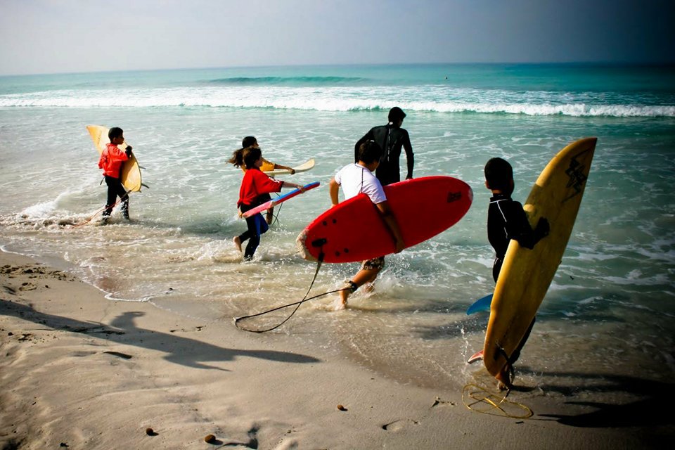 الشباب المصرى يعلمون الأطفال التزلج على الأمواج