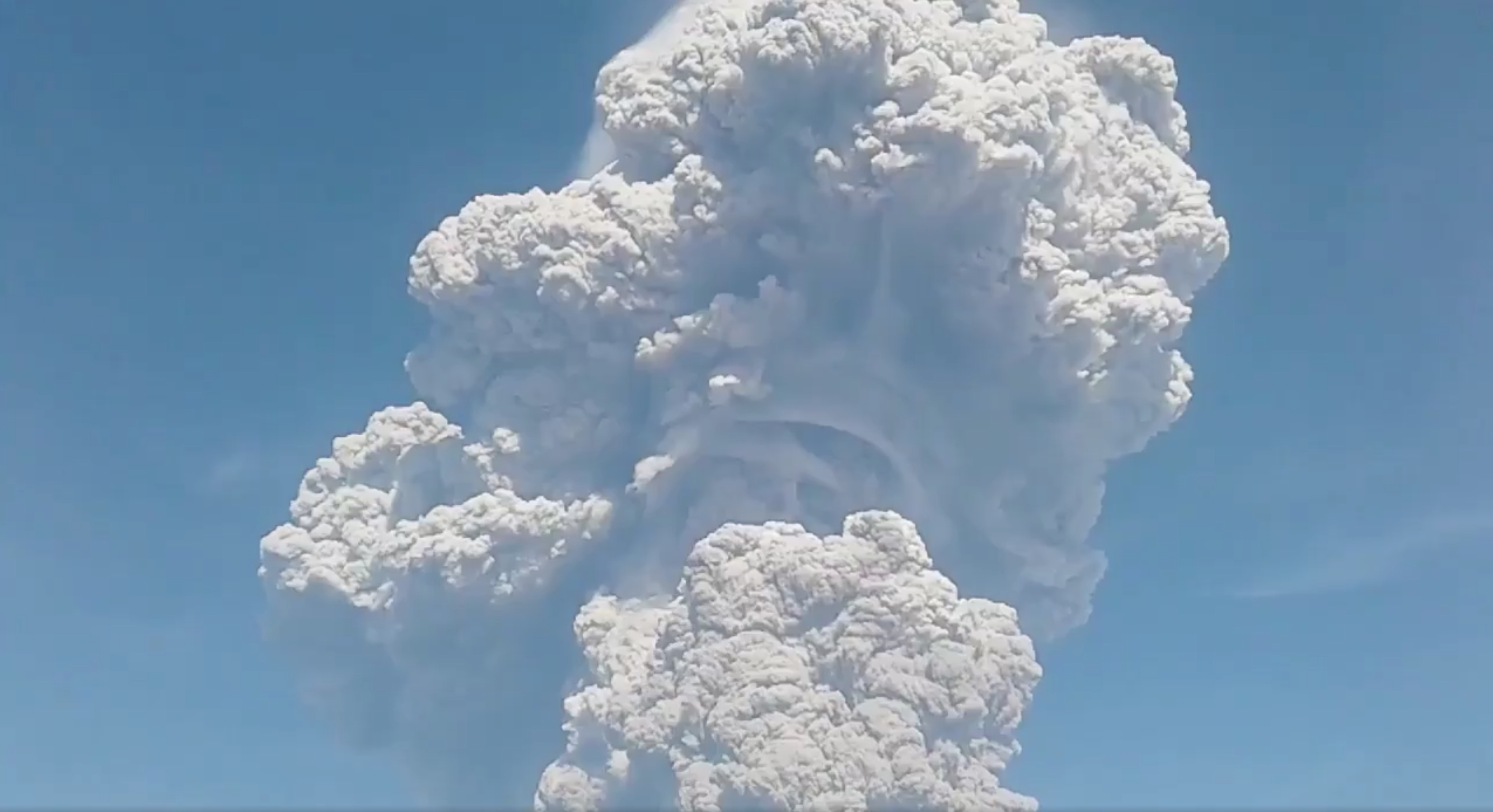 الدخان الناجم من تجدد ثوران بركان اندونيسيا