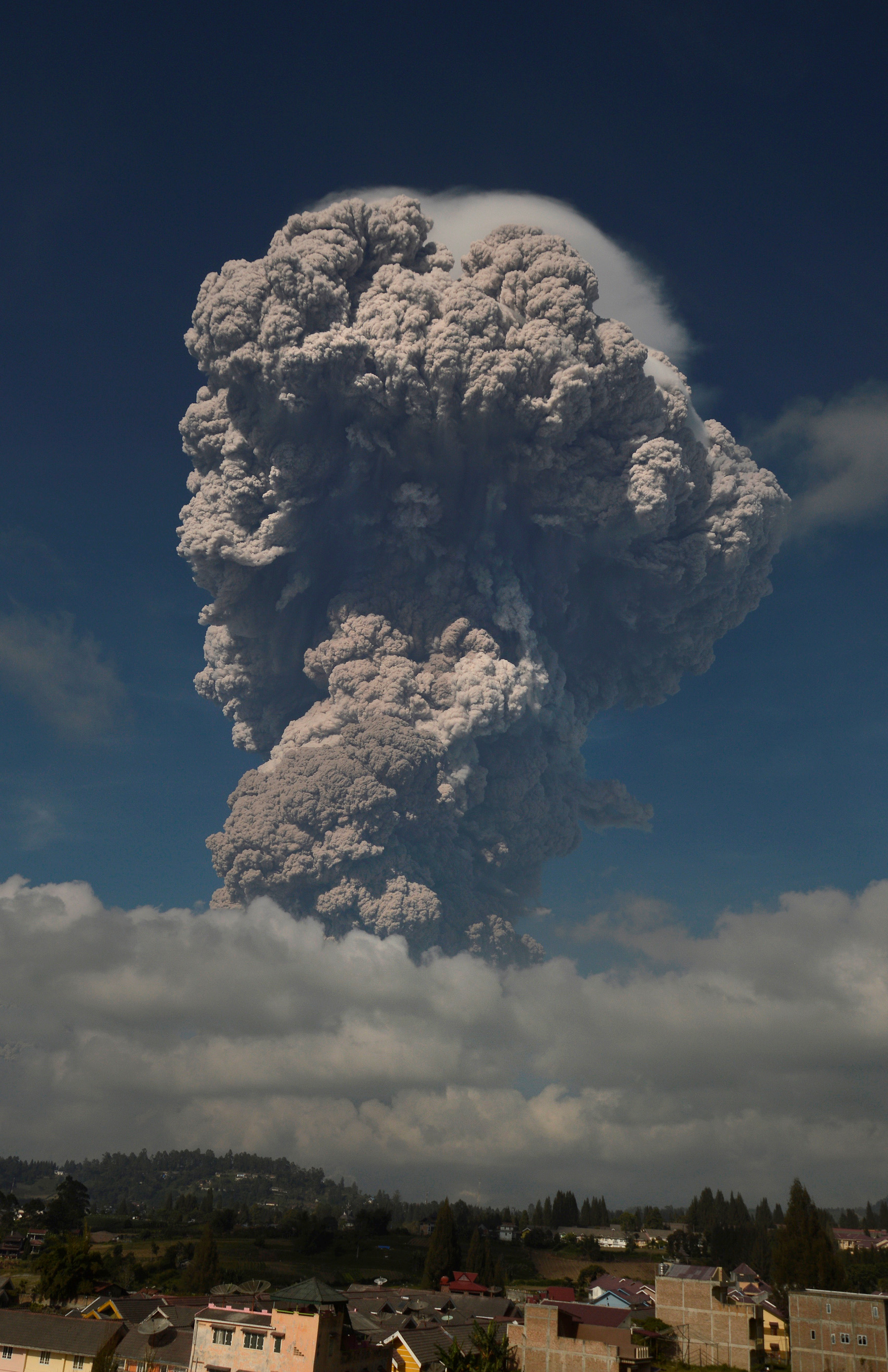 تجدد ثوران  بركان سينابونج الأندونيسى