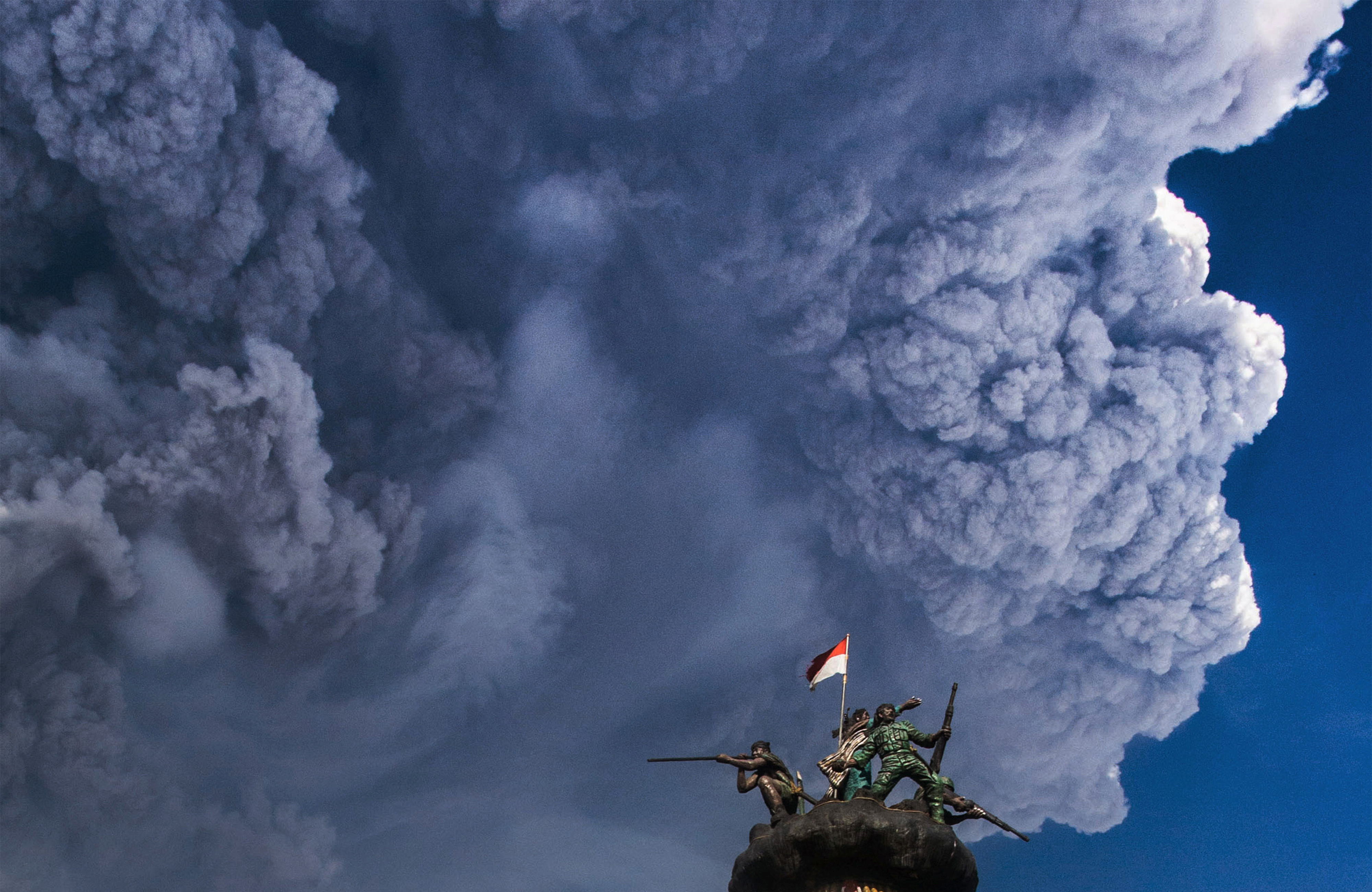 الرماد الدخانى جراء بركان اندونيسيا