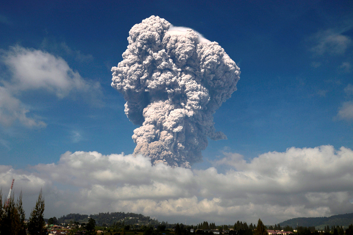 تجدد ثوران  بركان سينابونج بأندونيسيا