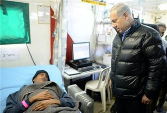 نتانياهو يطمئن على أحد المسلحيين السوريين المعارضين للأسد فى مستشفى إسرائيلية