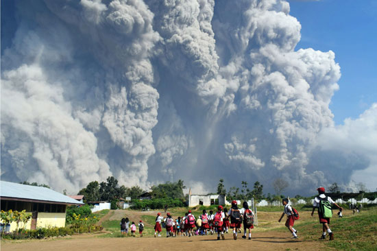 بركان  سينابونج الأندونيسى يثور مجددا ويقذف رمادا لـ5 كيلومترات