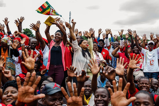 حشود فى زيمبابوى تخليداً لذكرى المعارض مورجان تسفانجيراى