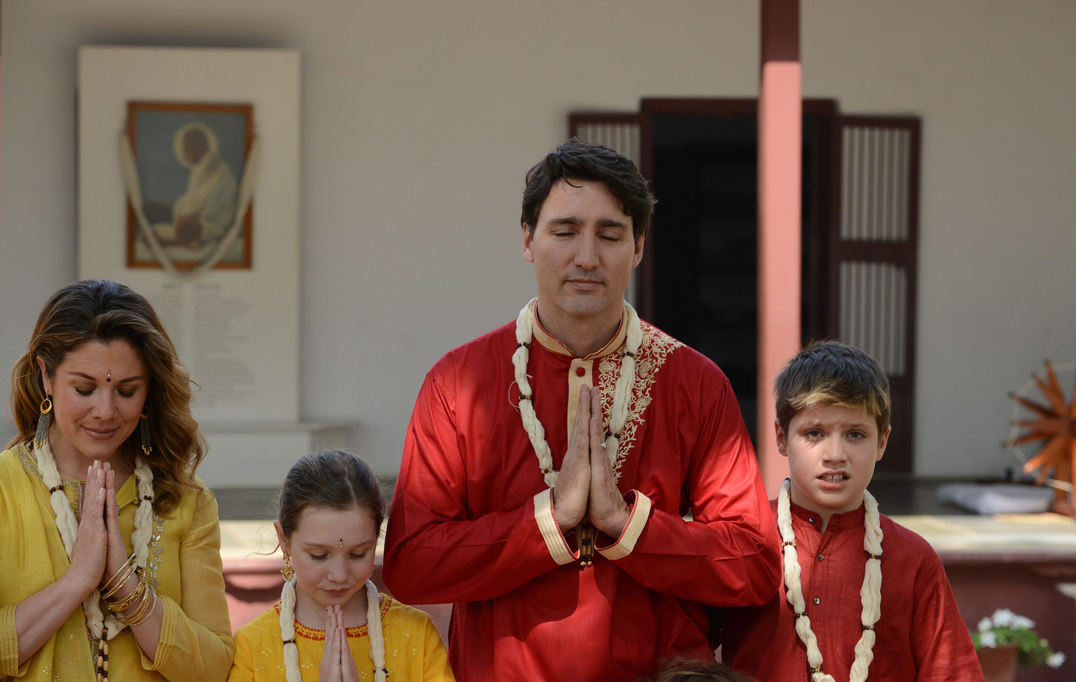 رئيس وزراء كندا يؤدى التحية الهندية