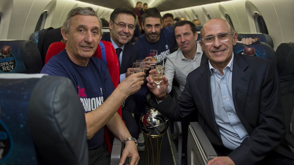 رئيس برشلونة يحتفل مع الجهاز الفنى لكرة السلة بلقب كأس الملك داخل الطائرة