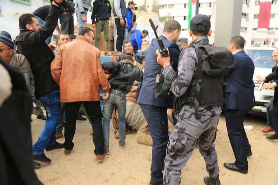 أمن حماس يمنع عمال النظافة من الاعتداء على محمد العمادى