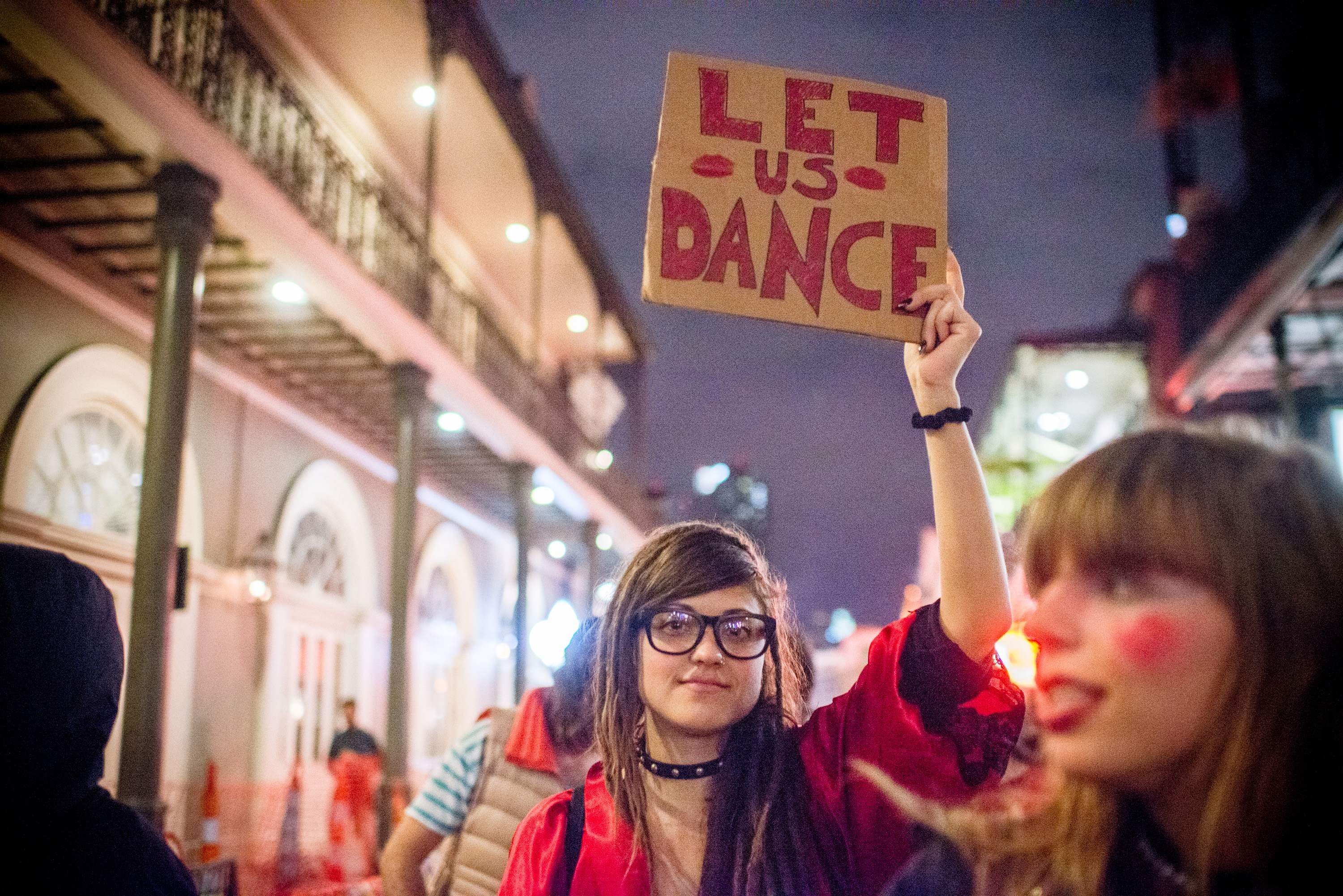 لافتات تطالب بالسماح بالرقص