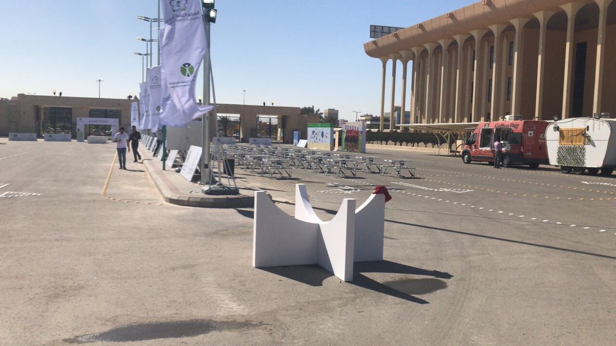 الملعب من الخارج الملعب من الخارج