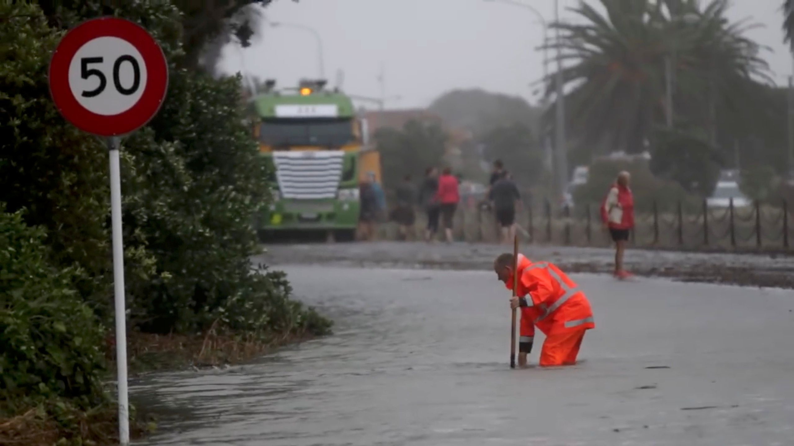 سيول وفيضانات تضرب نيوزيلندا