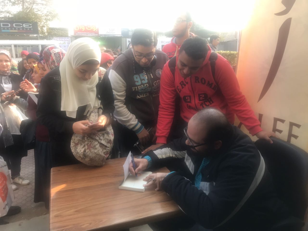 زحام على توقيع رواية منيجيل (3)