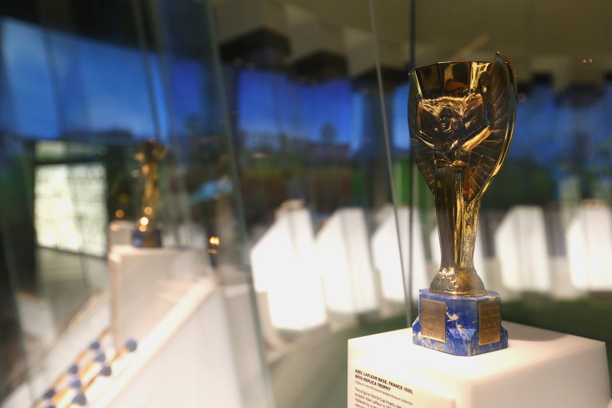 القاعدة الأصلية لنسخة كأس العالم المسروقة بعد وضعها فى متحف الفيفا - الجزء العلوى من الكأس صنع حديثاً