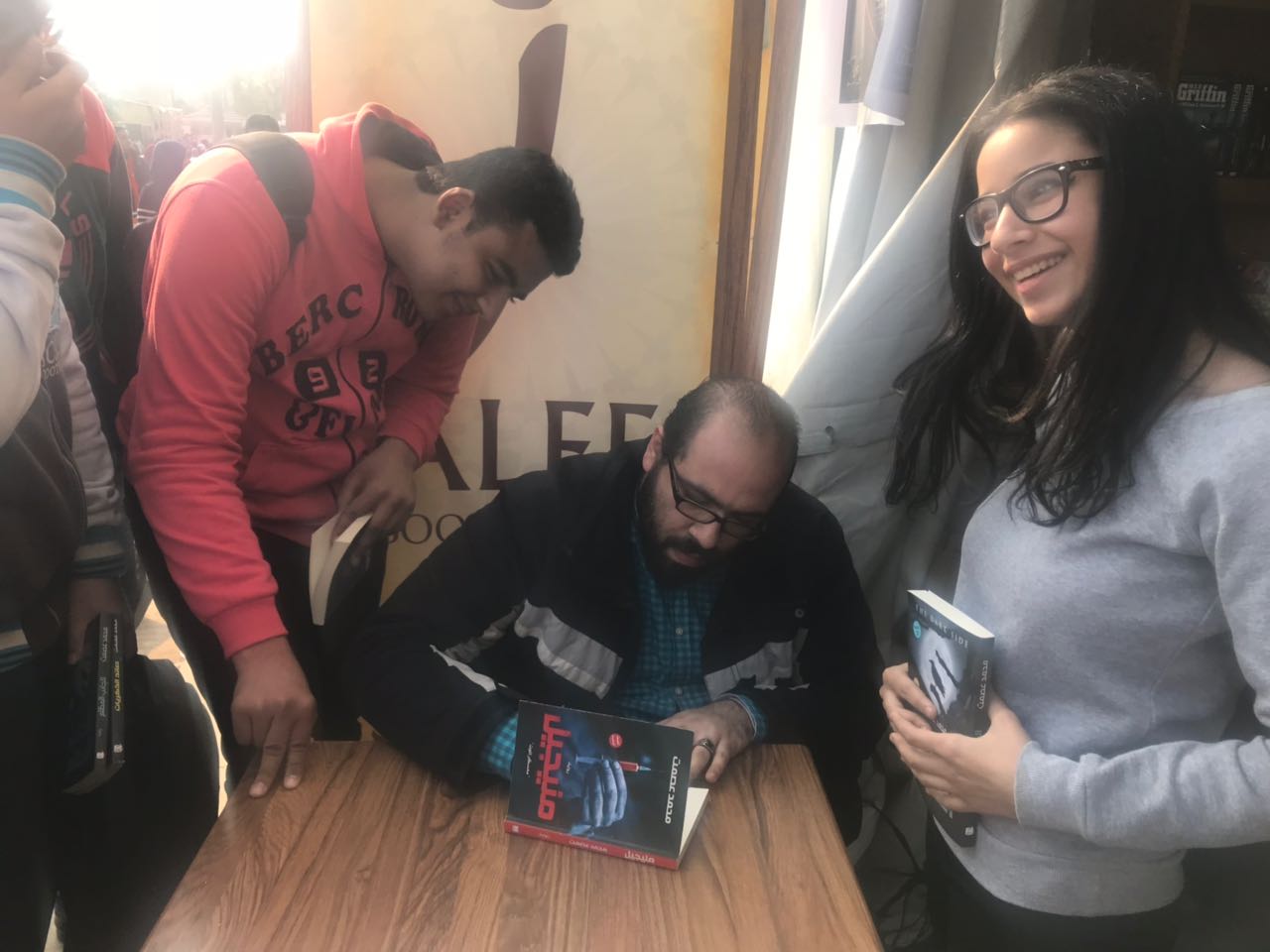 زحام على توقيع رواية منيجيل (1)