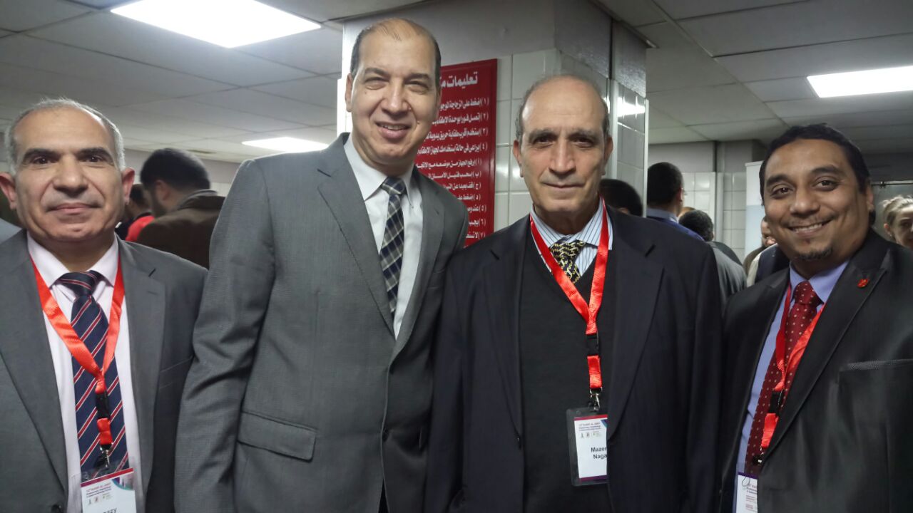 رئيس المؤتمر يتوسط الدكتور محمد نجيب على اليمين والدكتور حسين الامين على اليسار