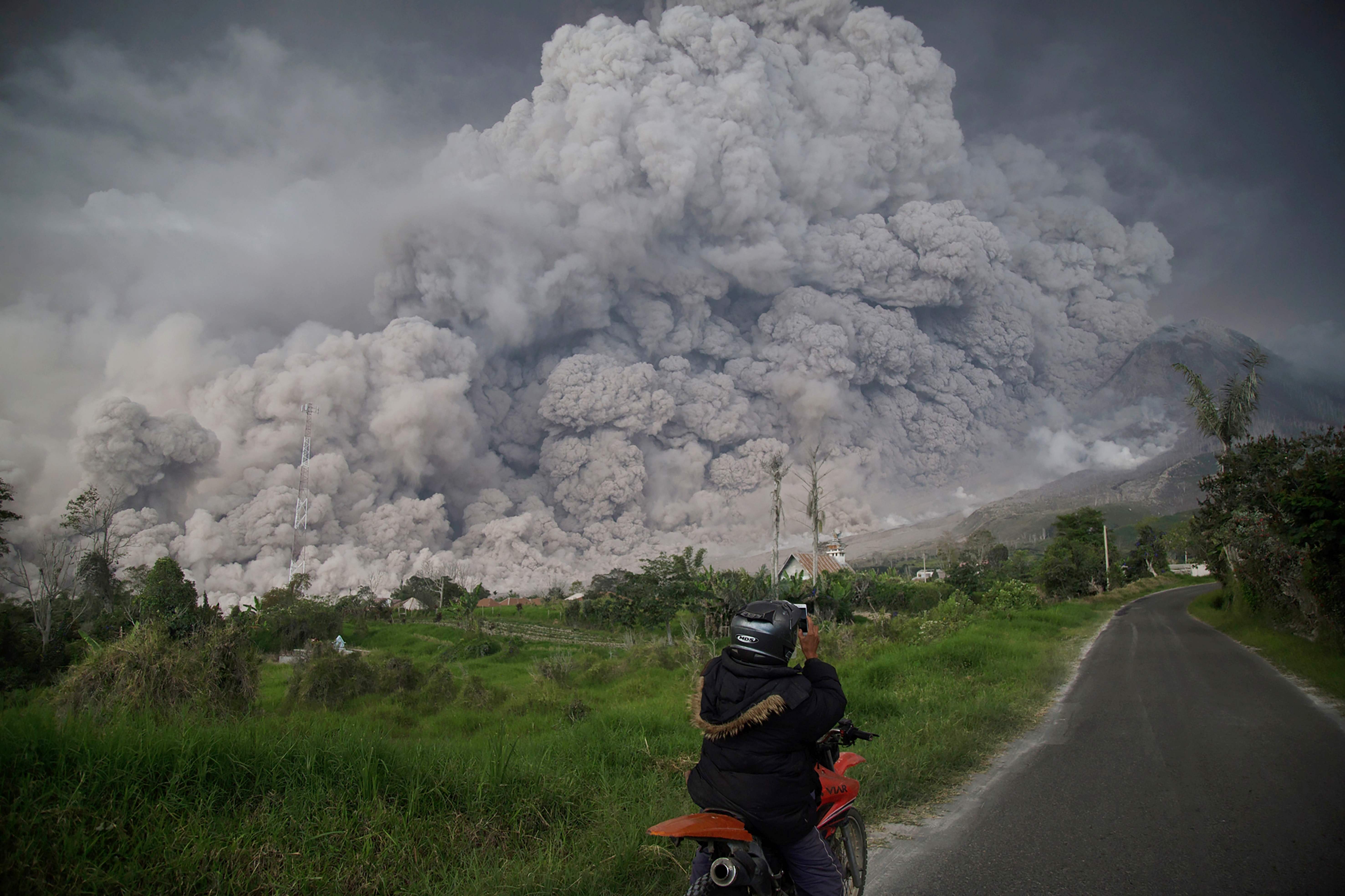 رماد بركانى يغطى سماء إندونيسيا