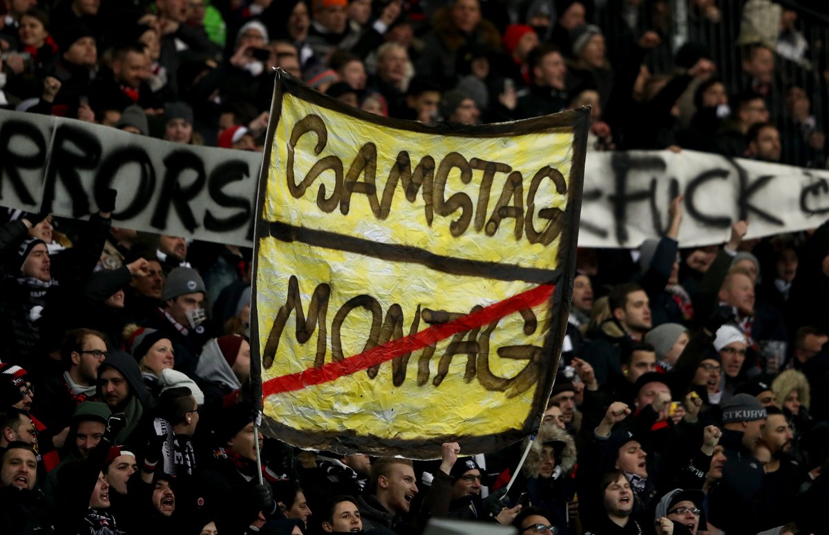 احتجاجات جماهير فرانكفورت على مباراة يوم الاثنين  (7)