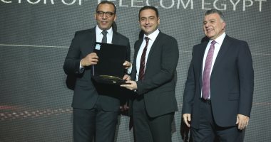 تكريم أحمد البحيرى الرئيس التنفيذى للشركة المصرية للاتصالات