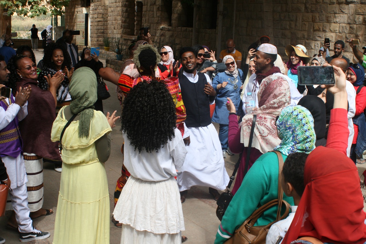 تنورة وعروض فنية لفرق أثيوبيا واليونان والهند بمهرجان أسوان للثقافة (8)