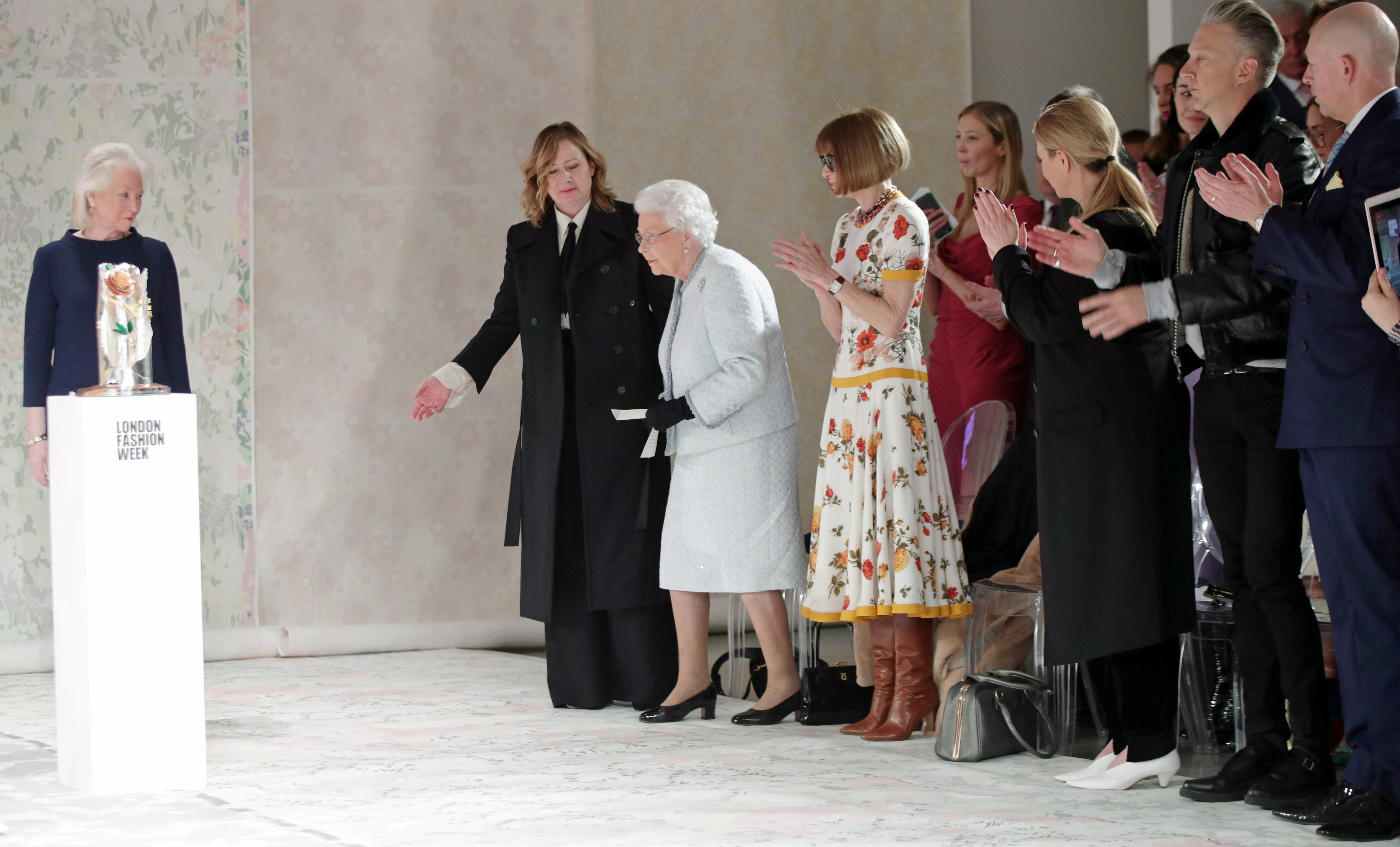 ملكة بريطانيا تحضر بشكل مفاجئ عرض أزياء بلندن