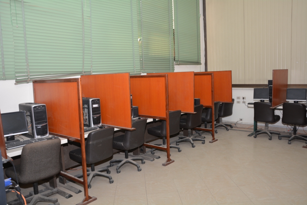 اجهزة الحاسب الآلى بالجامعة 