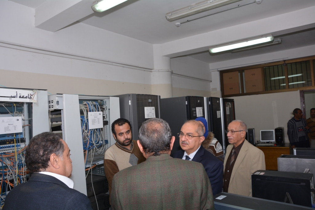 جانب من جولة نائب رئيس جامعة اسيوط