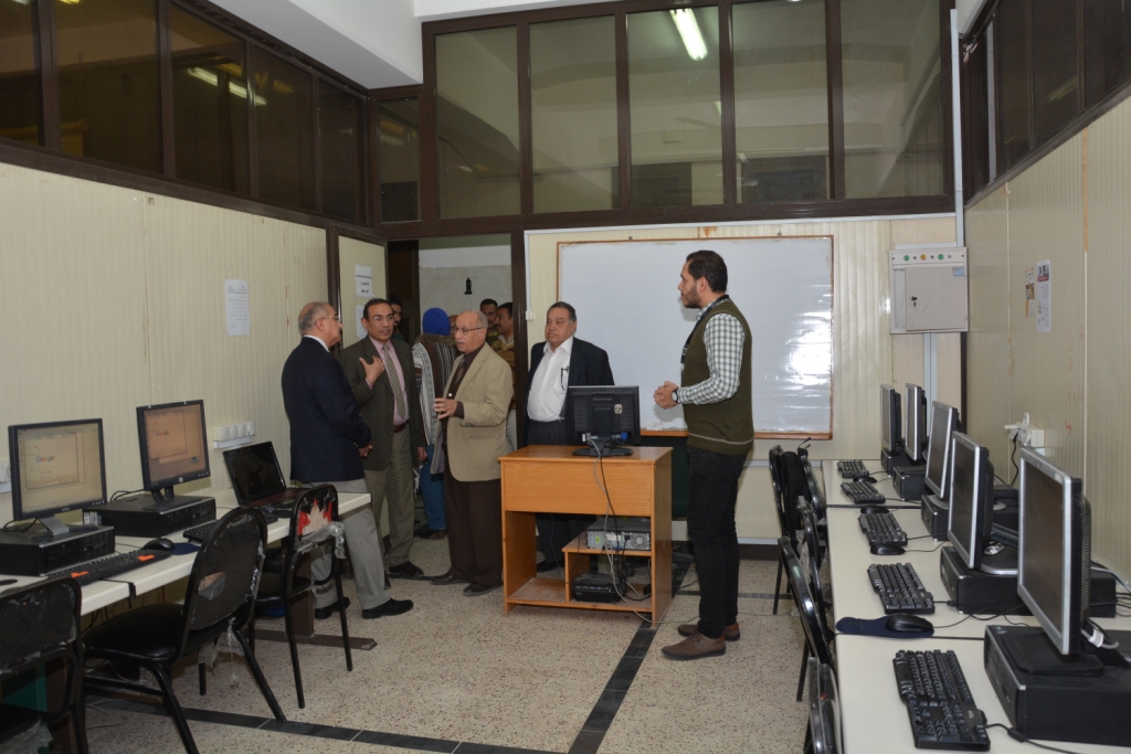 نائب رئيس جامعة اسيوط يتفقد حجرات وحدات التخزين 
