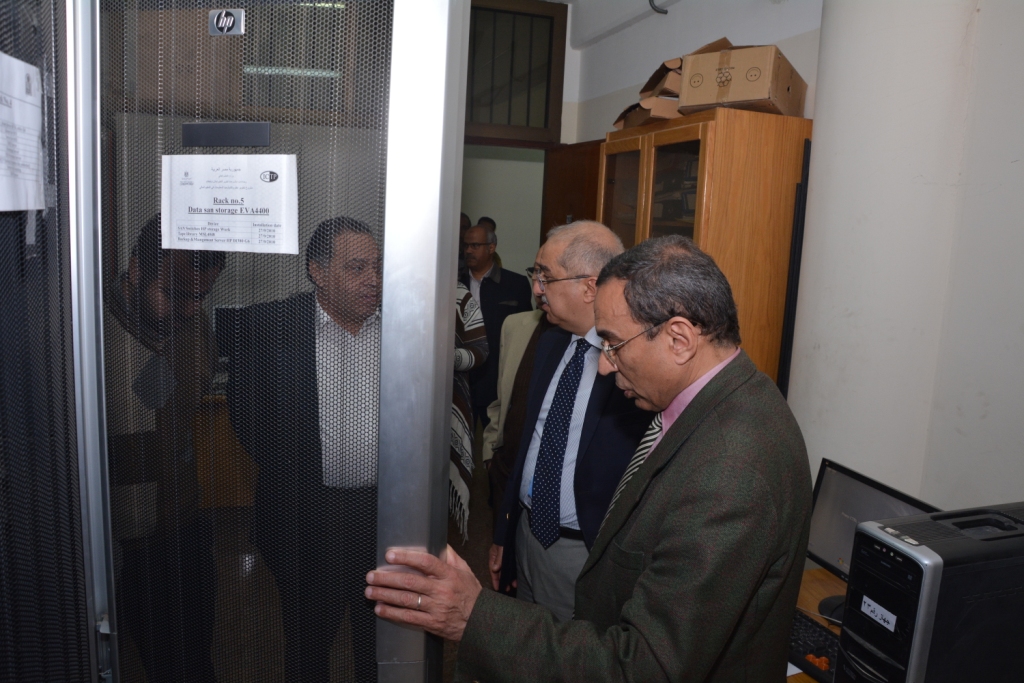 نائب رئيس جامع اسيوط يتفقد مركز المعلومات 