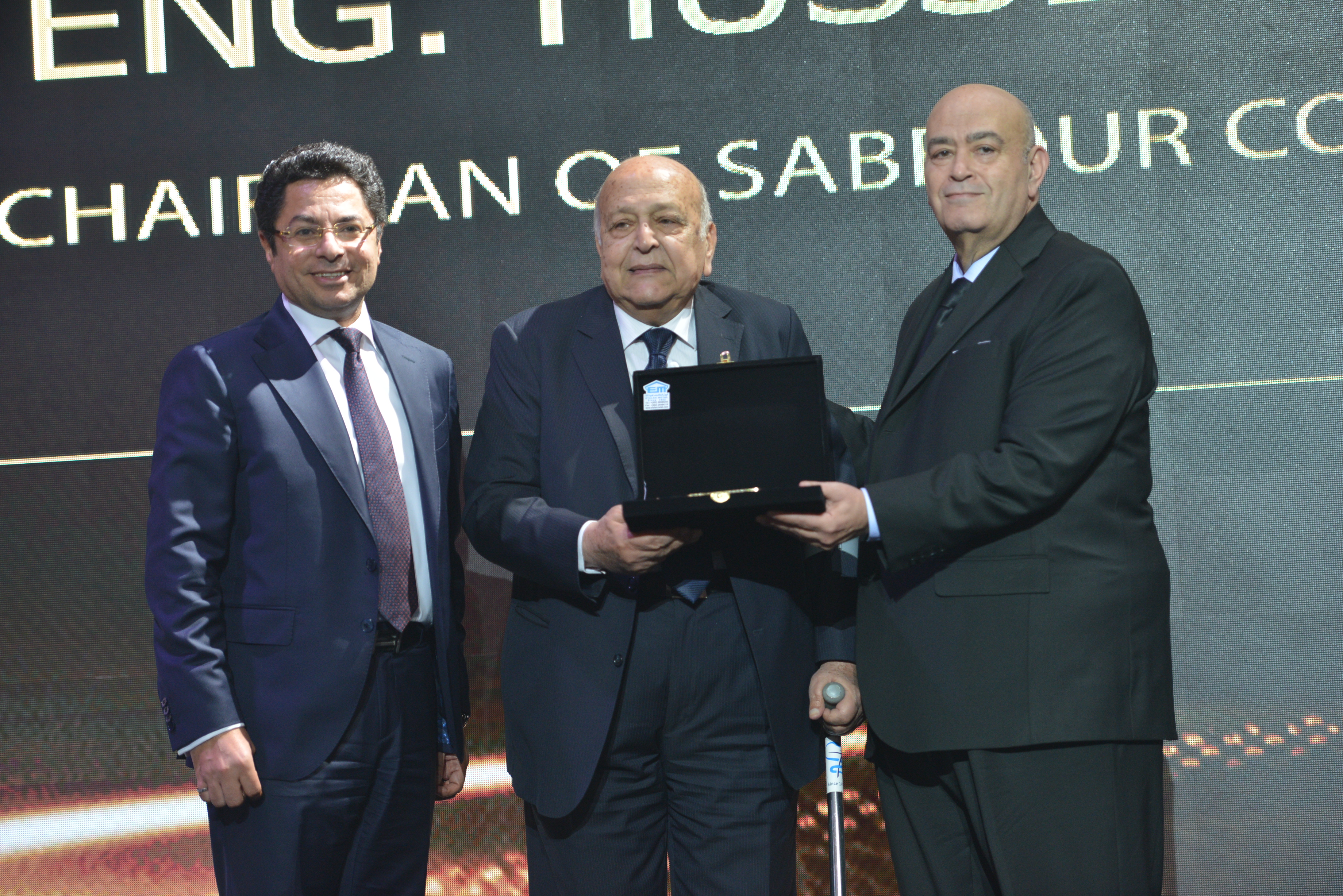 رجل الأعمال حسين صبور رئيس شركة الأهلى للتنمية العقارية يتسلم التكريم باحتفالية  bt100