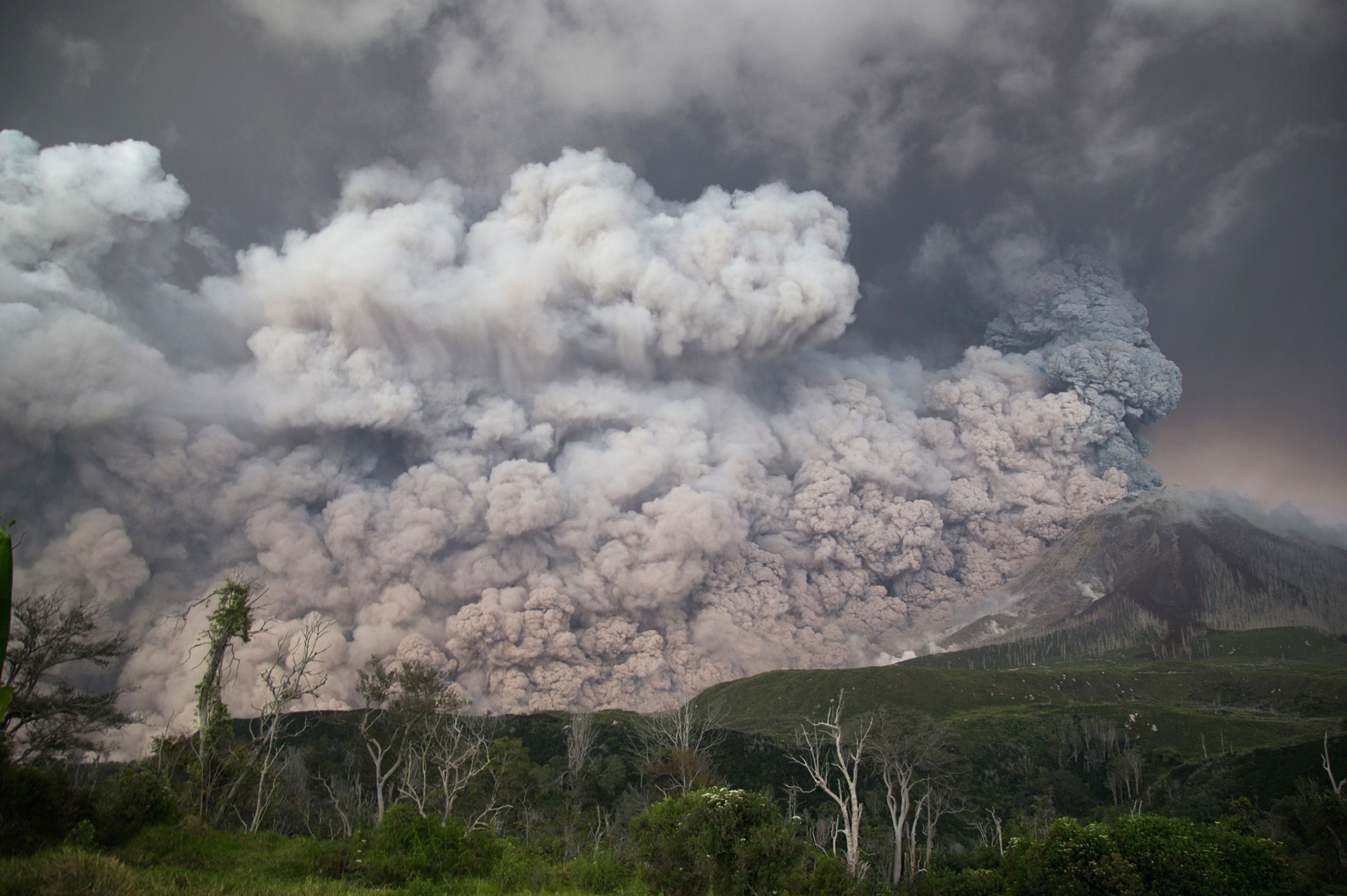 استمرار ثوران بركان جبل سينابونج بإندونيسيا