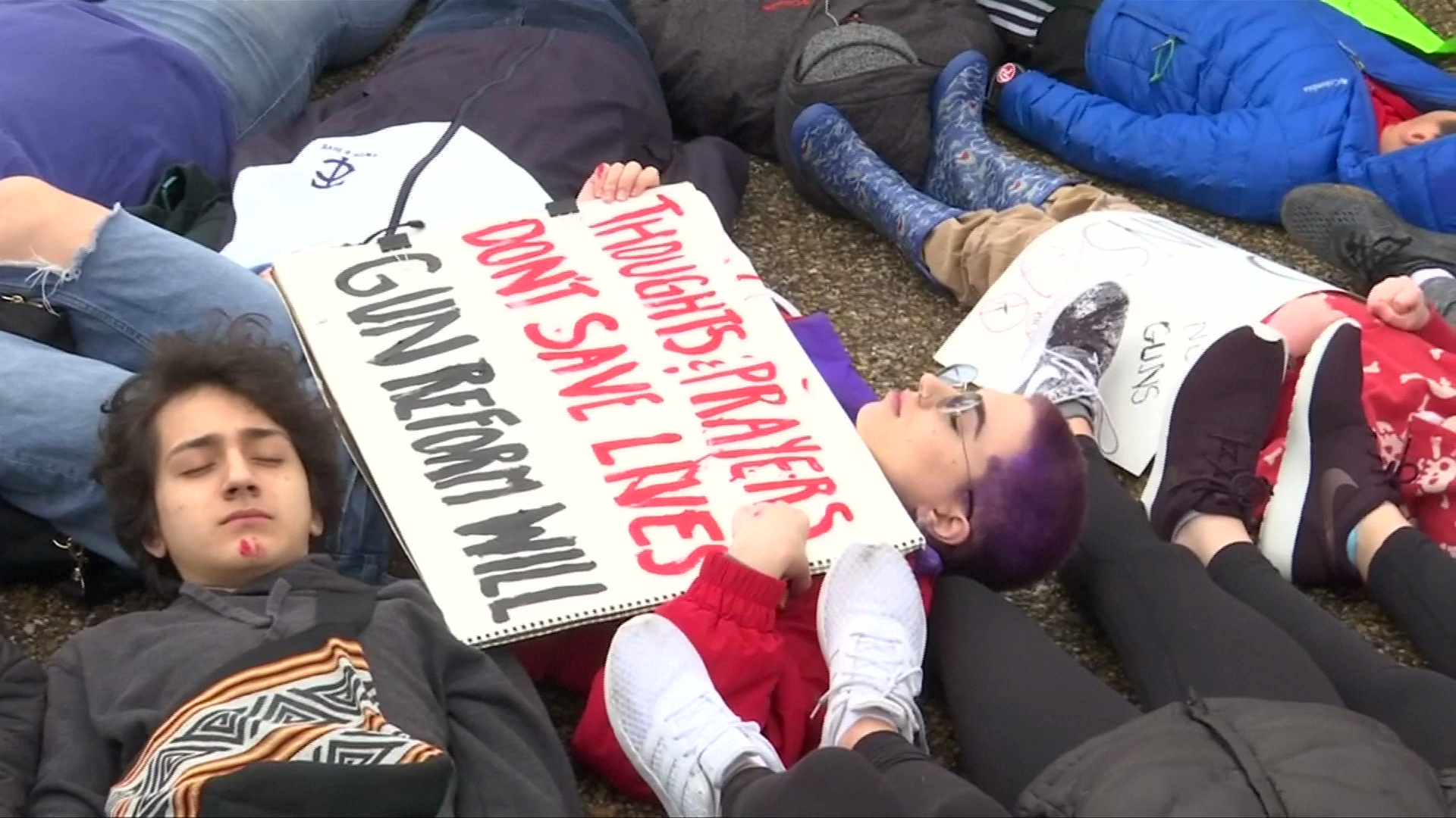 متظاهرون ينامون على الأرض
