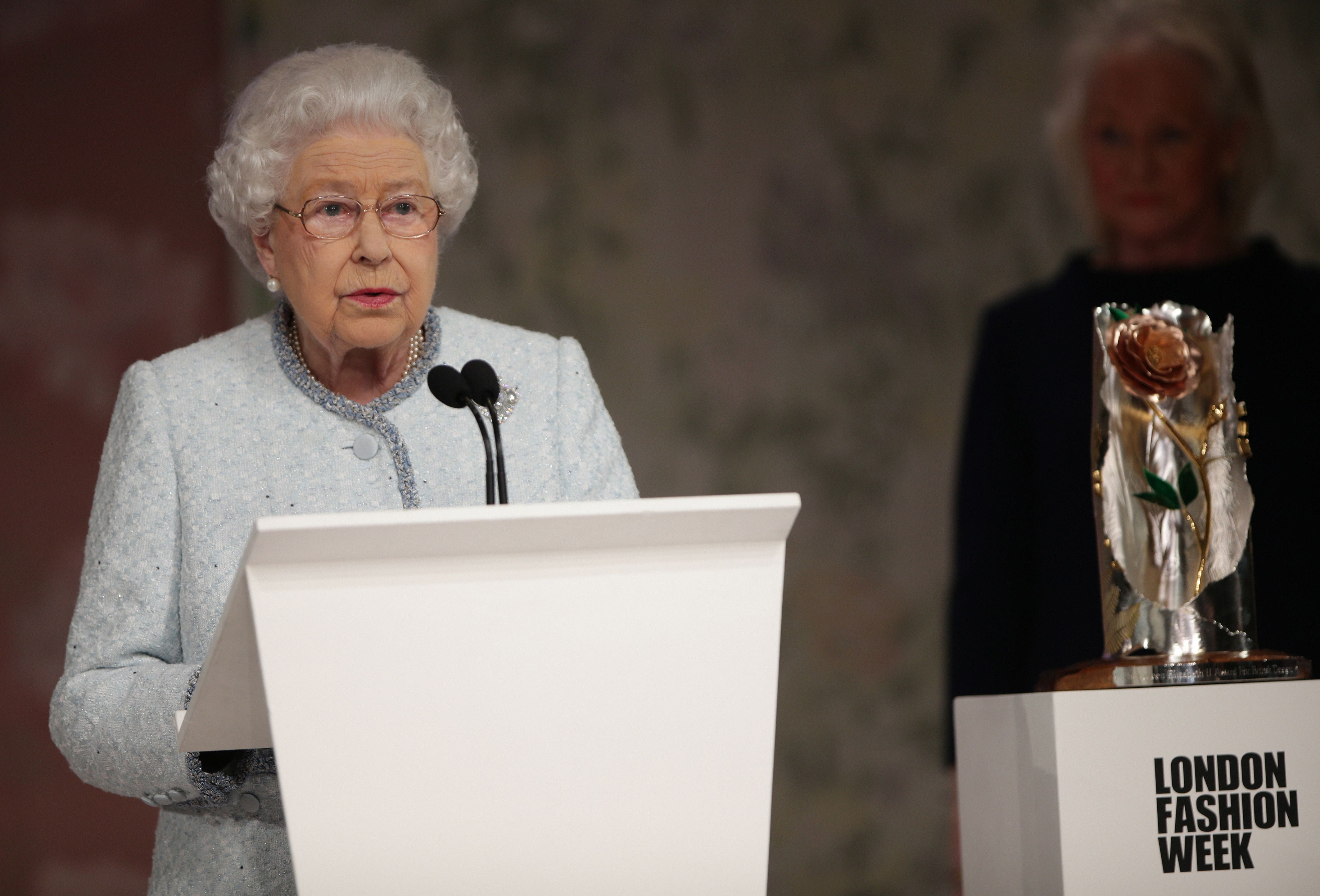 الملكة اليزابيث تلقى كلمة خلال أحد عروض أسبوع الموضة فى لندن