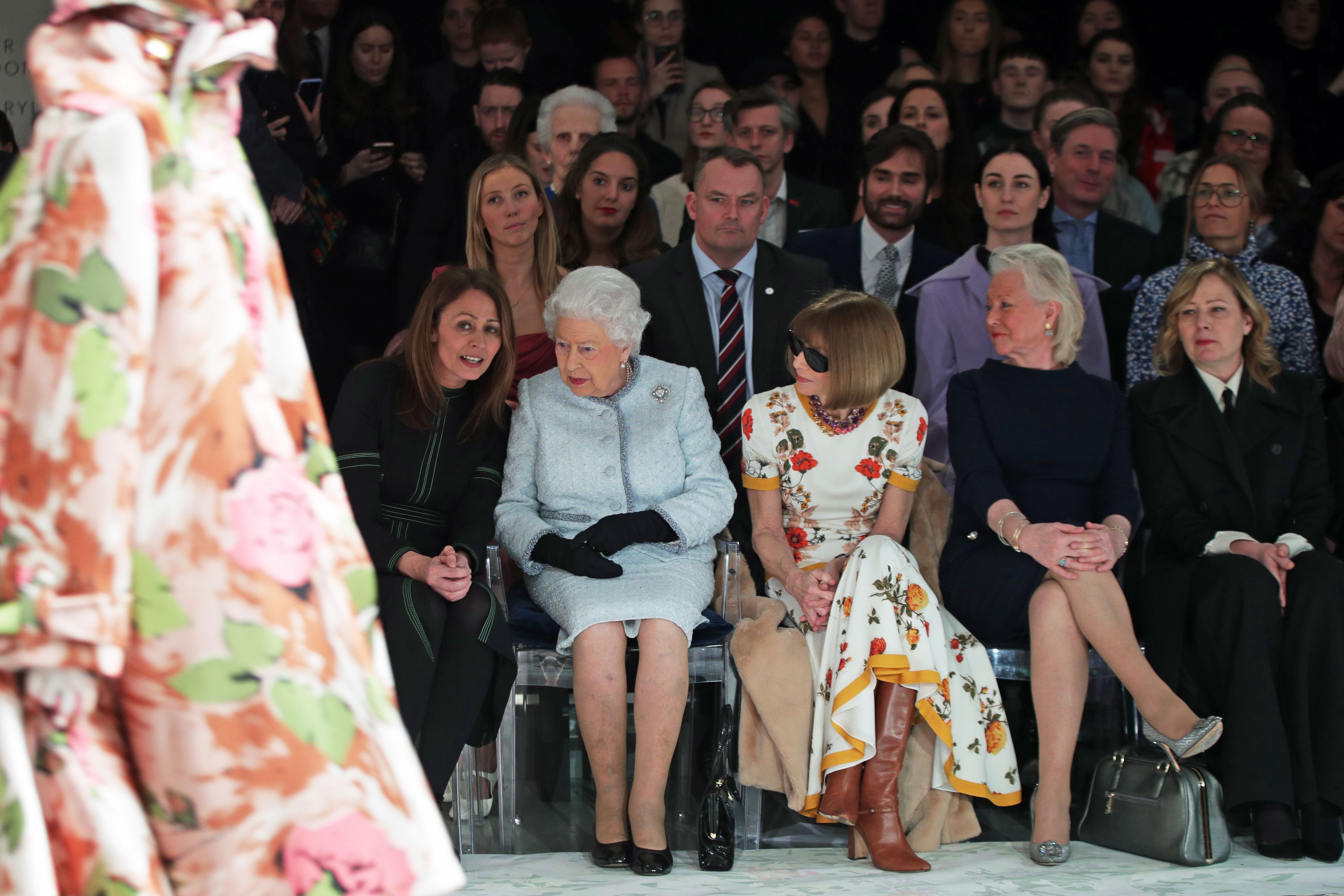 الملكة اليزابيث تحضر أسبوع الموضة فى لندن