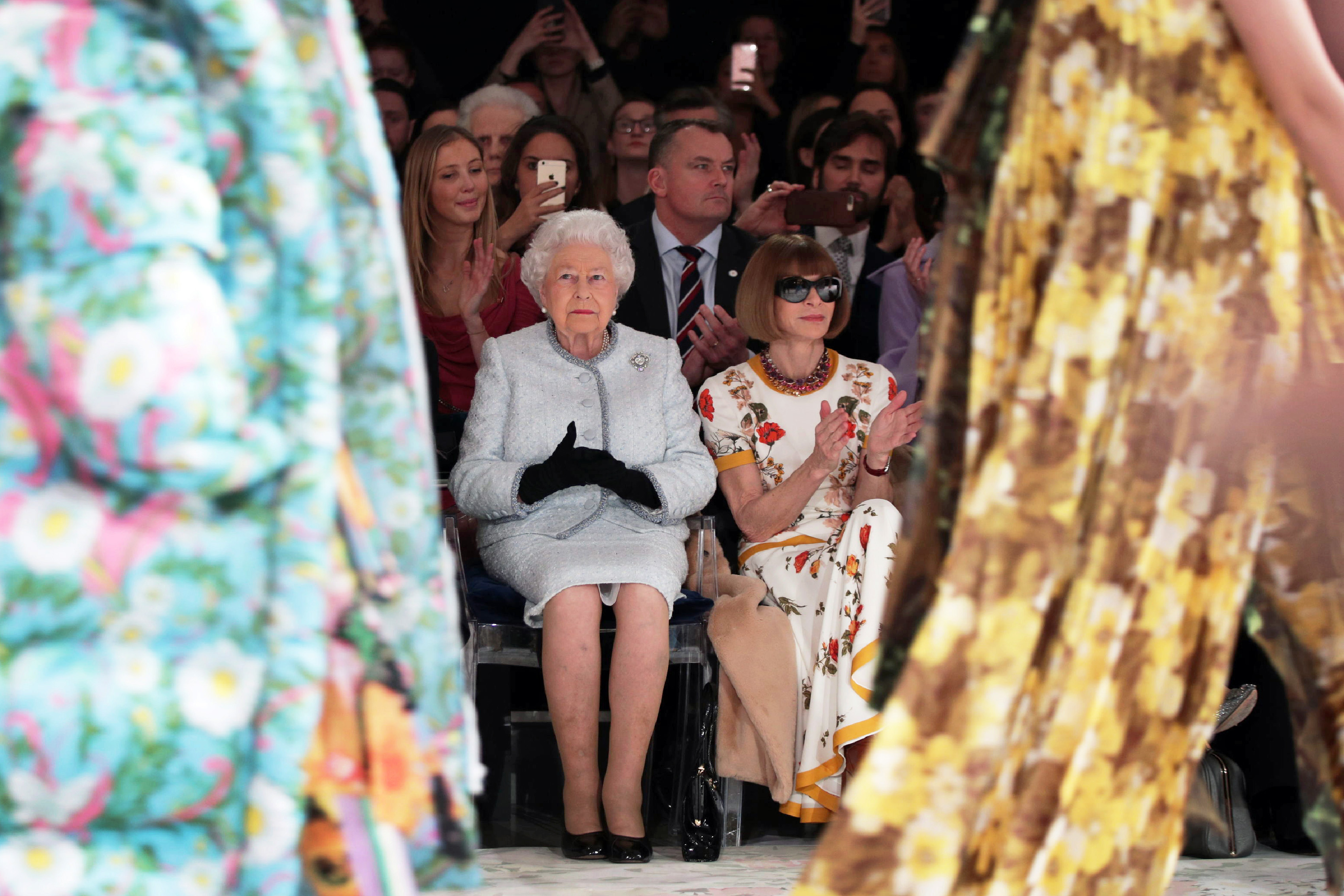 الملكة اليزابيث تشاهد عروض اسبوع الموضة