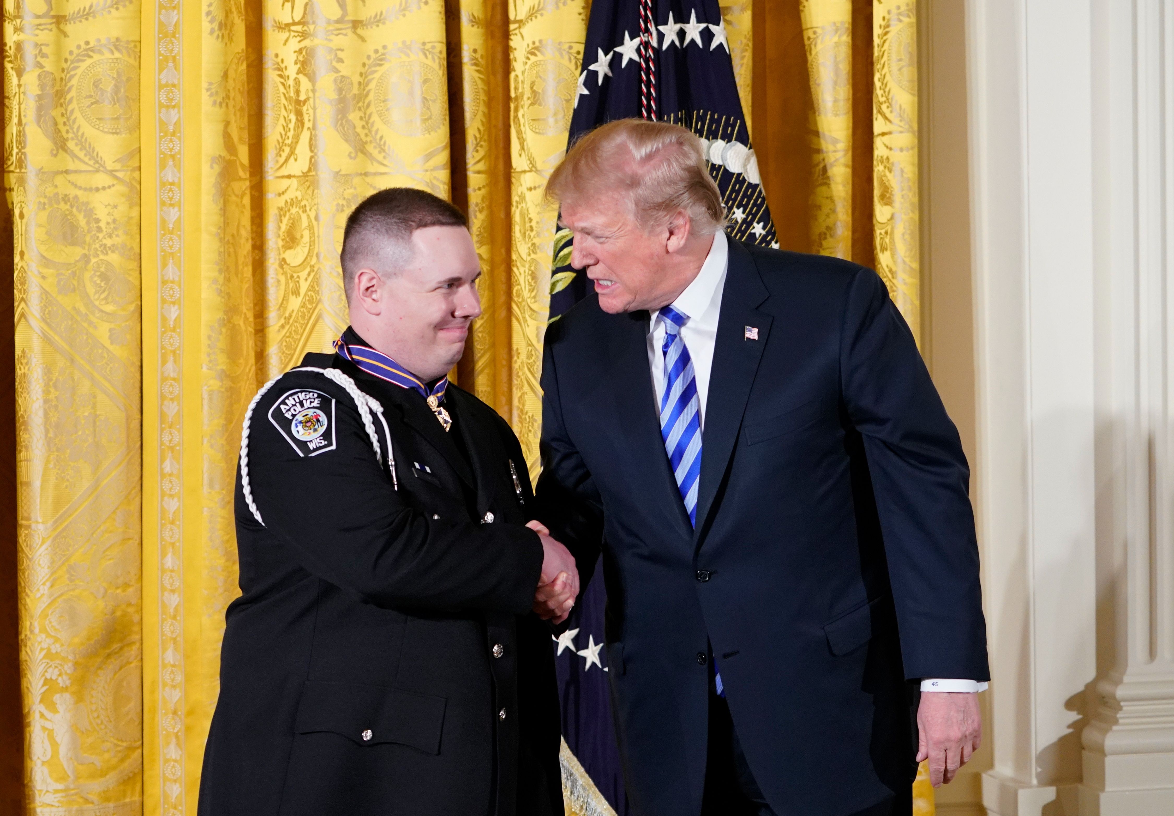 الرئيس الأمريكي يصافح شرطي