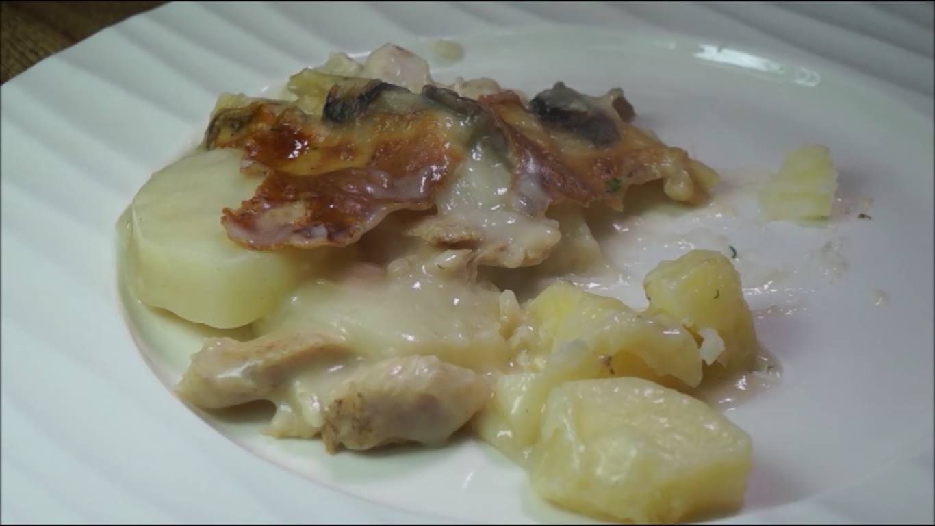 قطعة  جراتان البطاطس بالدجاج و المشروم