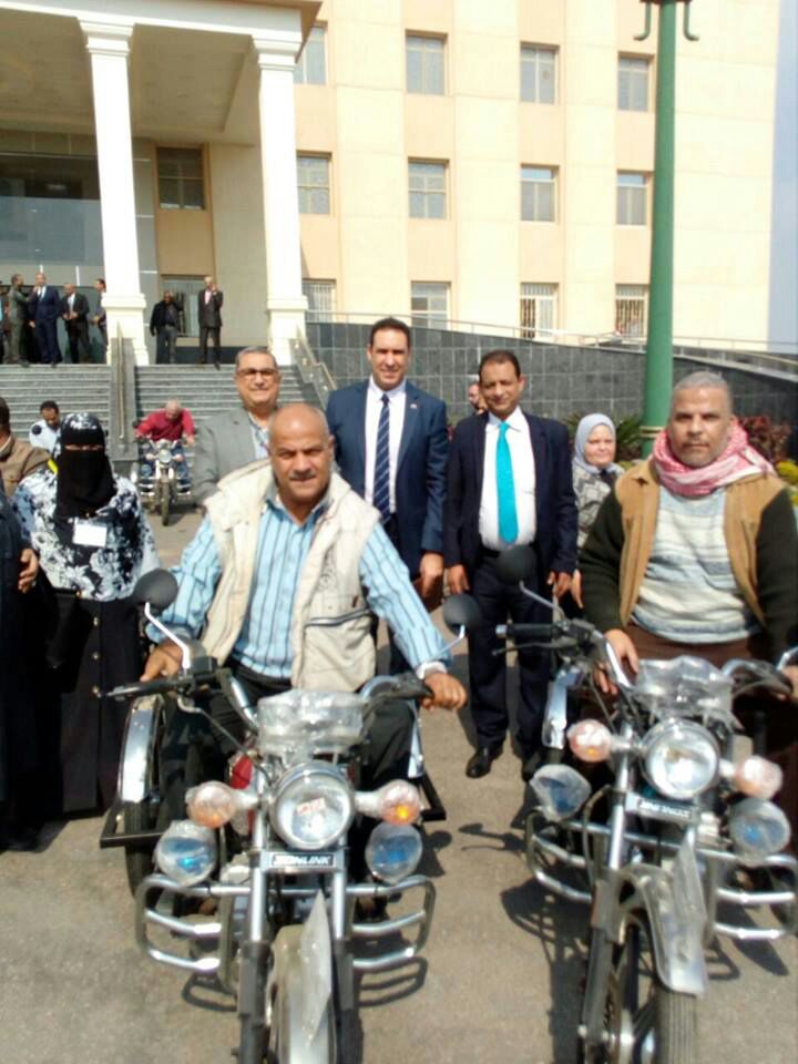 مديرية التضامن بالإسكندرية توزع دراجات على ذوى الإعاقة